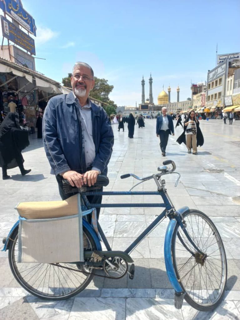دکتر حمیدرضا پوراعتماد به همراه دوچرخه قدیمی، یادگار پدری