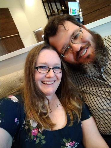 کَسی هاسچیلدت، مدافع کودکان اوتیسم و مادر یک پسر اوتیستیک به نام پرسیوال است که در ۲۰ ماهگی تشخیص اوتیسم دریافت کرد. او وقت خود را به راهنمایی والدین کودکان اوتیستیک در ماه‌های دشوار پس از تشخیص اختصاص می‌دهد. همچنین تلاش می‌کند منفی‌بافی‌های مرتبط با درمان ABA را کاهش دهد. 